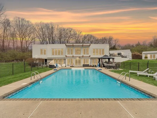 22 Chester Woods Dr, Chester, NJ 07930