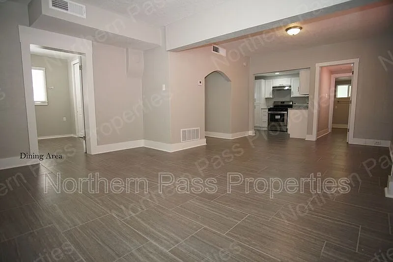 2 bed, 1.0 bath, 1220 sqft, $1,325 — Photo 3