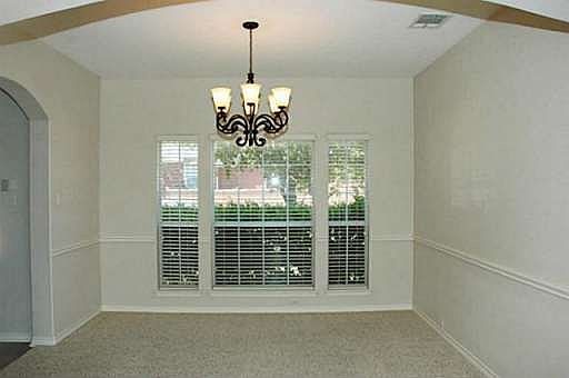 4th image of 1068 Jennifer Pl