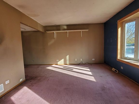 3rd image of 945 Glenlake Dr