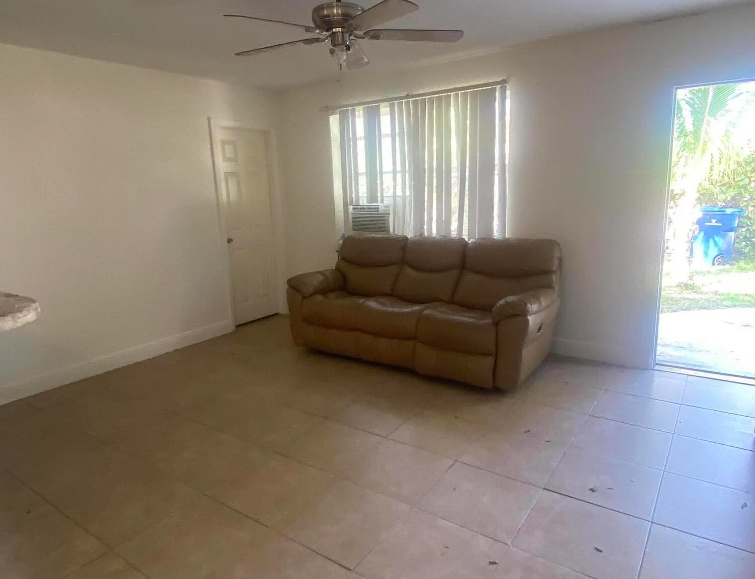 3 bed, 1.0 bath, 1108 sqft, $2,200 — Photo 2
