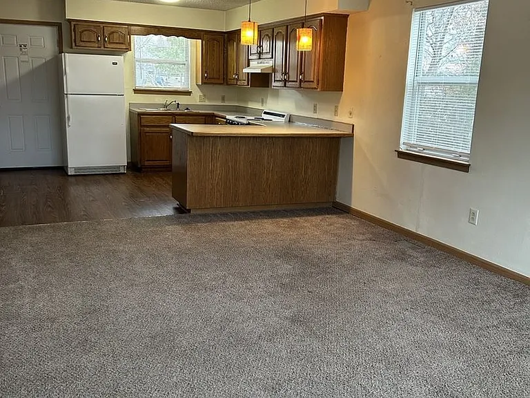 810 E Jackson St — Photo 3