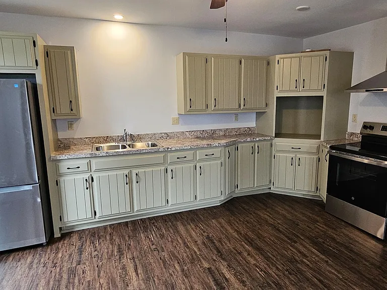 406 Main St — Photo 2