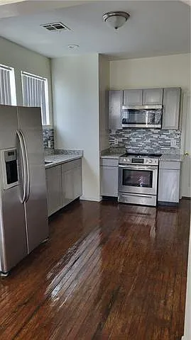 3 bed, 1.0 bath, 864 sqft, $1,200 — Photo 3