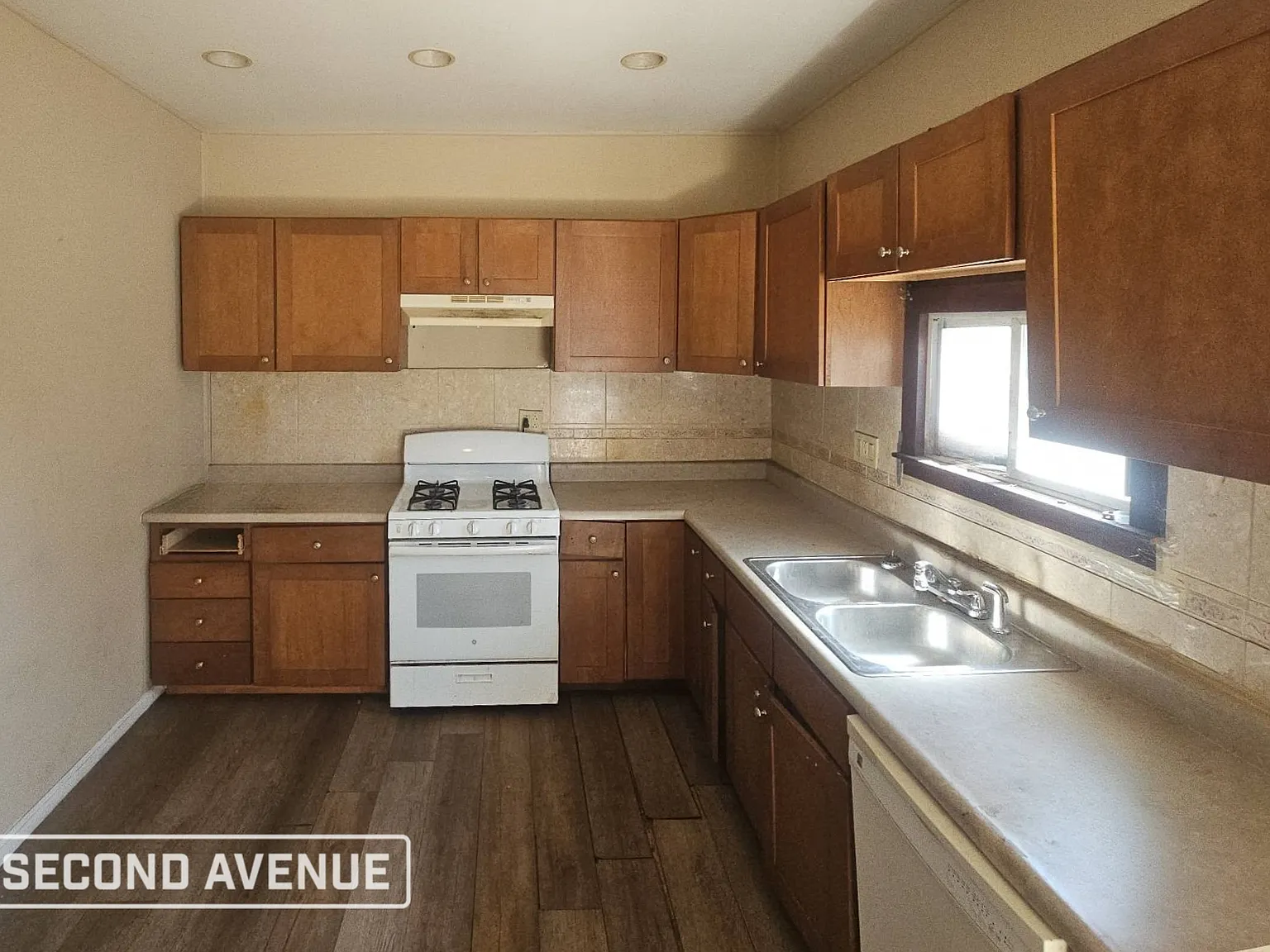 3 bed, 1.0 bath, 1600 sqft, $1,095 — Photo 2