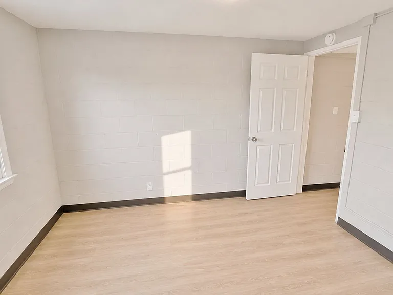 240 W High St — Photo 15