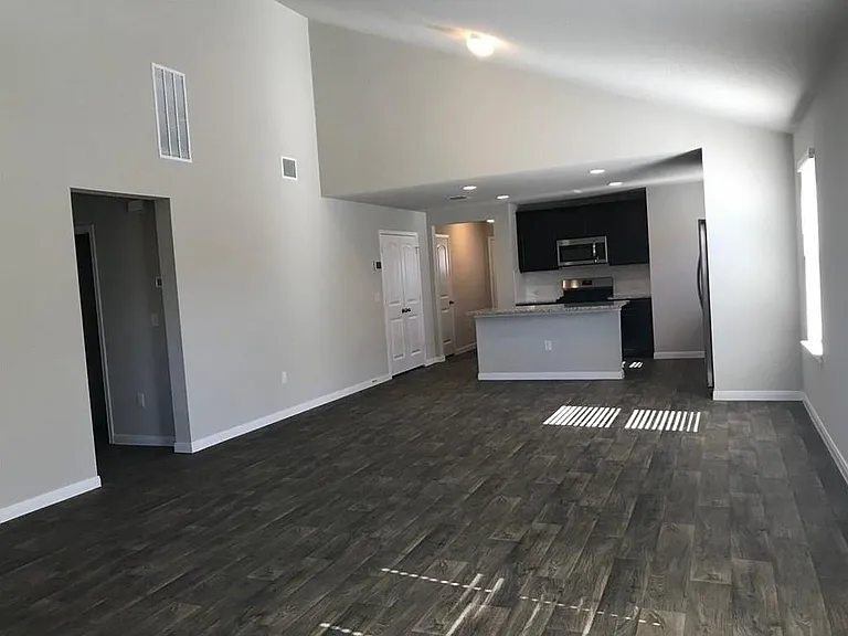 108 Cranbrook Ln — Photo 2