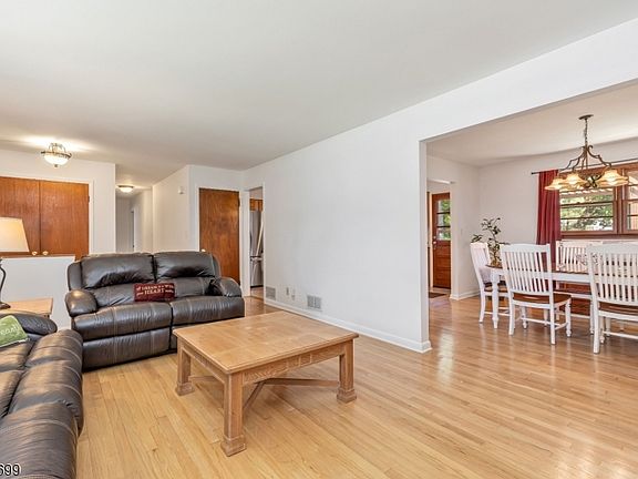 5th image of 34 Murray Hill Blvd