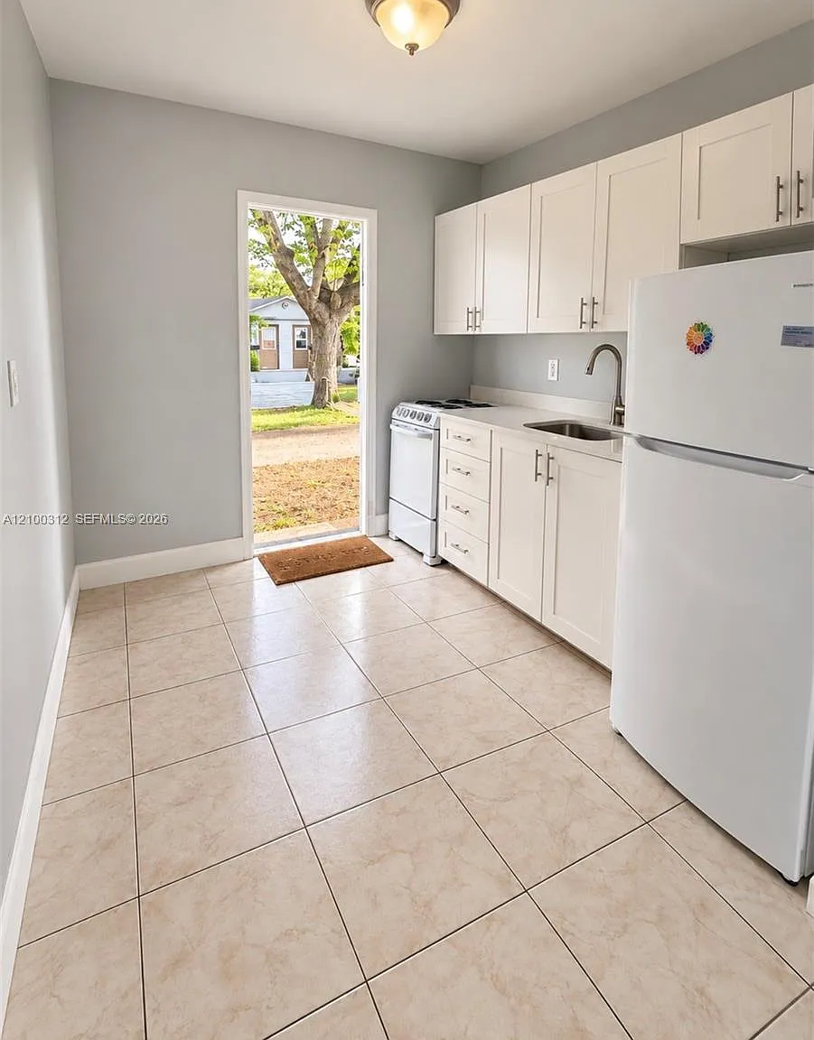 401 NW 43rd Ct — Photo 4