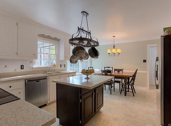 3rd image of 10119 Heritage Ln