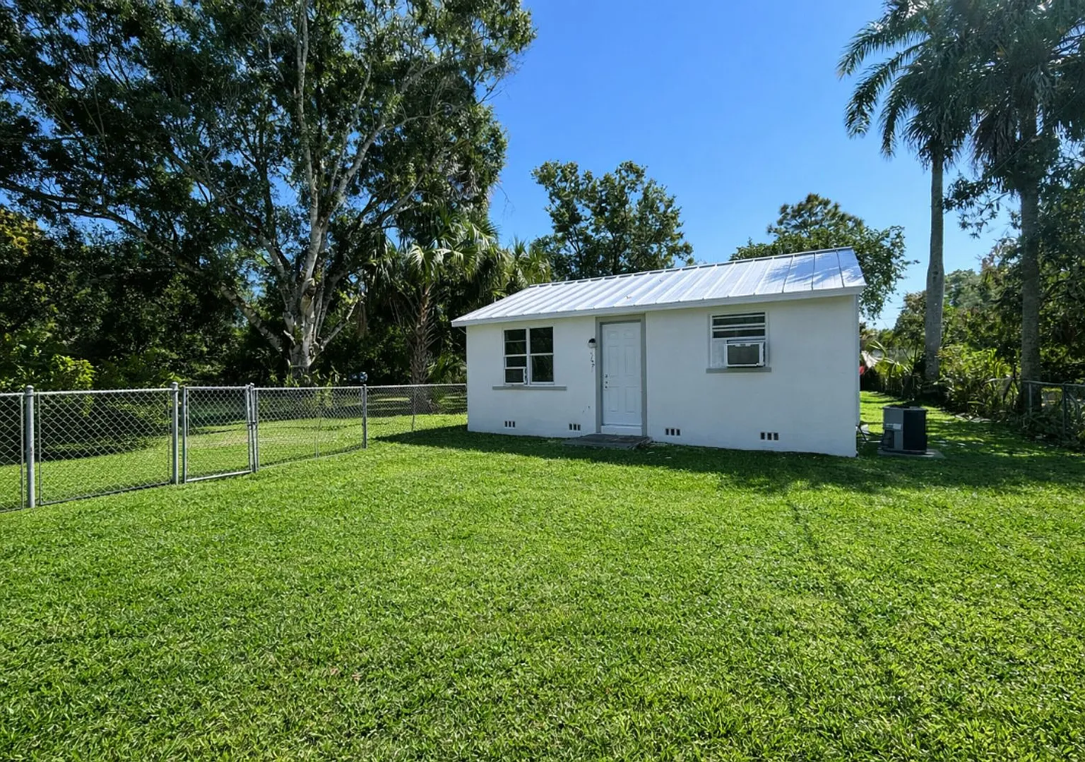 Beautifully Updated Annual Rental Move-In Ready & Great Location! — Photo 2