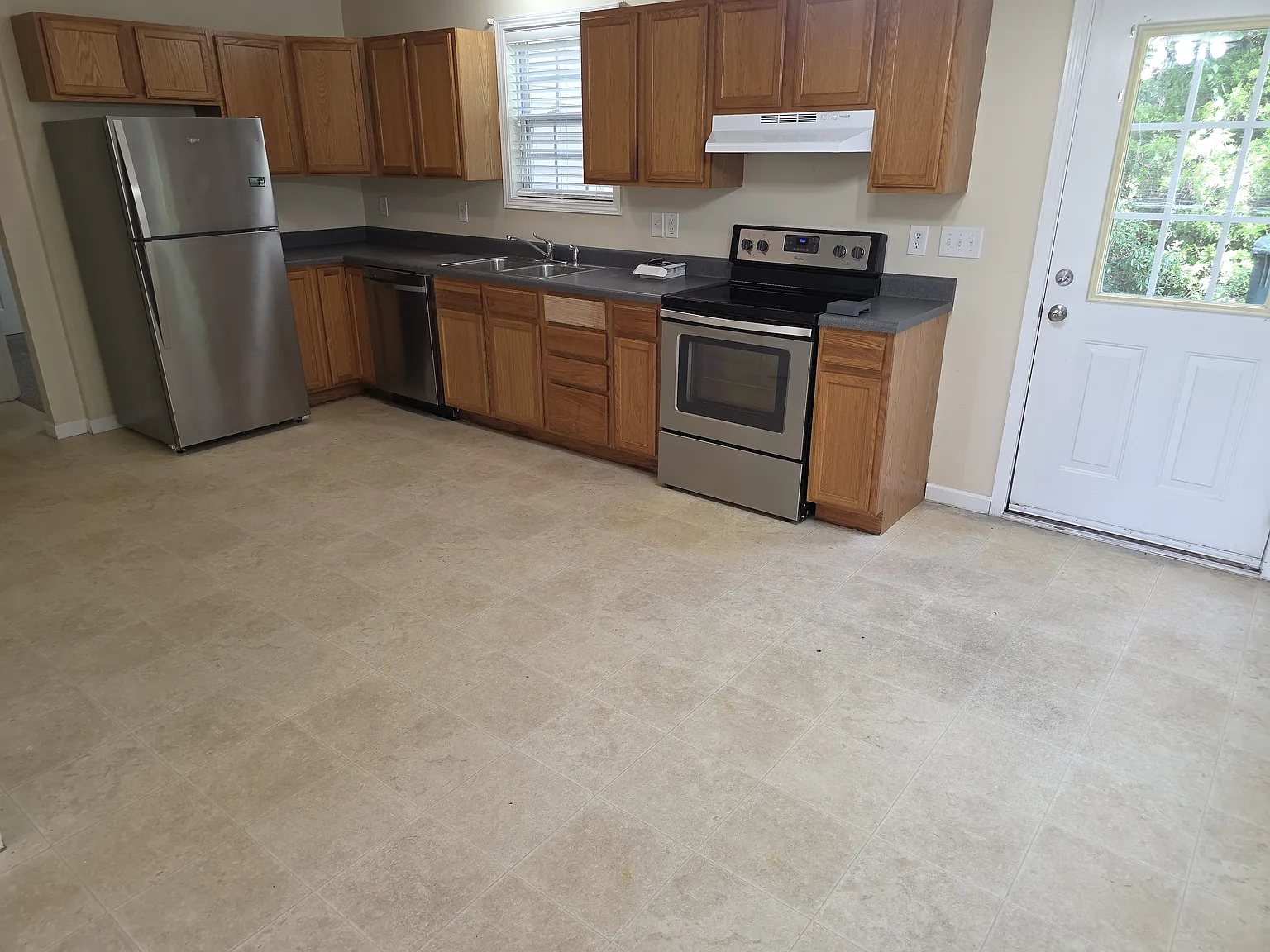 3 bed, 2.5 bath, 1300 sqft, $1,600 — Photo 3