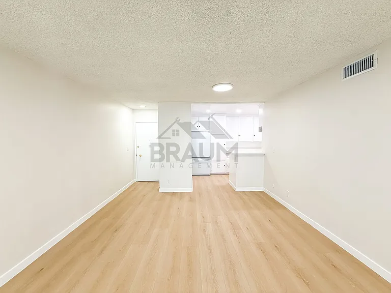 6039 Whitsett Ave — Photo 7