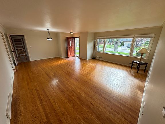 2nd image of 901 Brookline Ln
