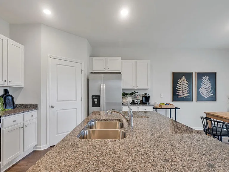 112 N Farmhouse Dr — Photo 4