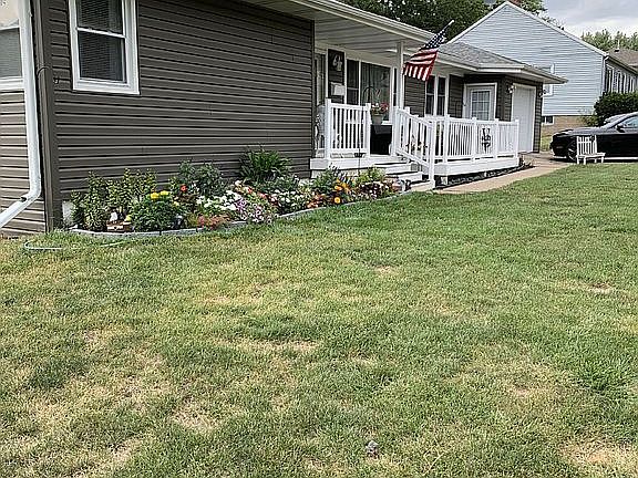 2nd image of 1551 Earl Dr