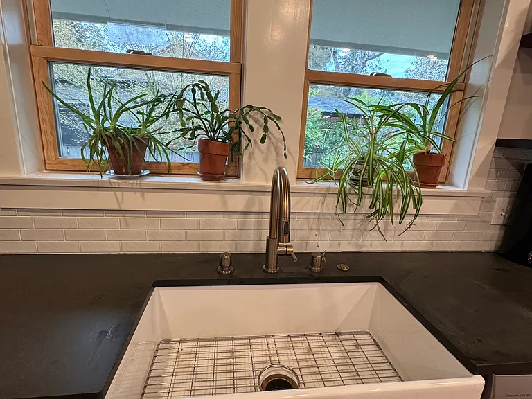 Farmhouse apron front sink