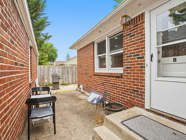 112 E Ackerman Ave #B — Photo 16