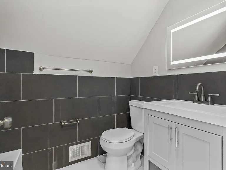 12 Holbrook Ln — Photo 24