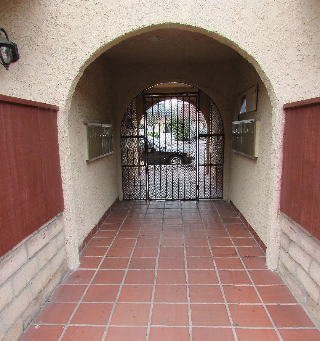 NoHo West large 1br 1ba Luxury floors High Ceiling Near All!! — Photo 4