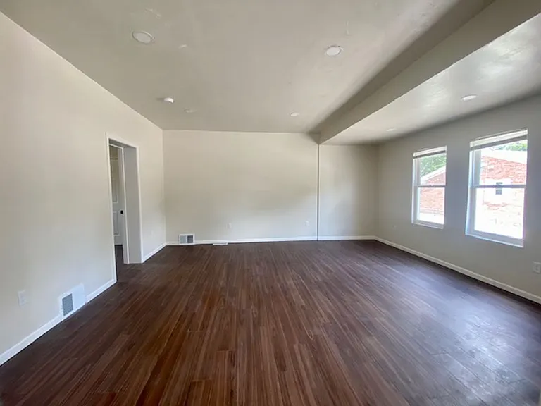 1172 E Walnut St — Photo 3