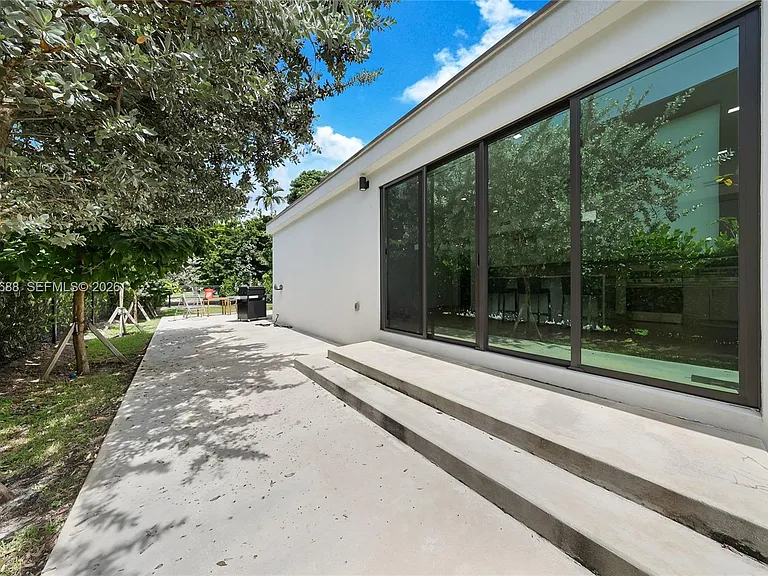 180 SW 38th Ct — Photo 15