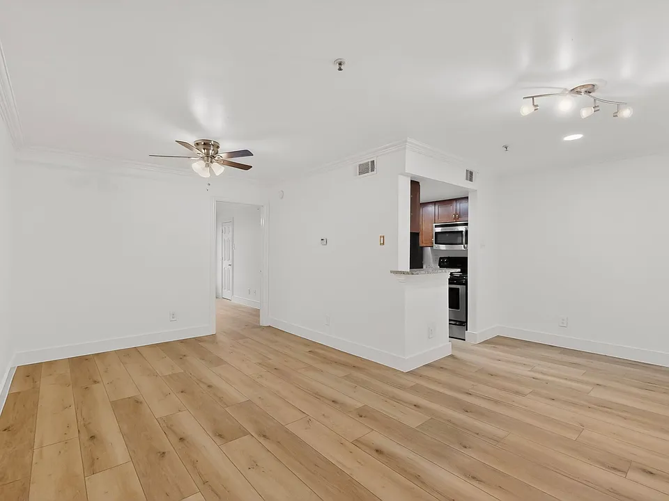 4917 Belmont Ave #204