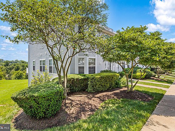 3rd image of 305 Huntington Ct