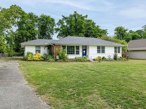 3rd image of 814 Rackley Dr