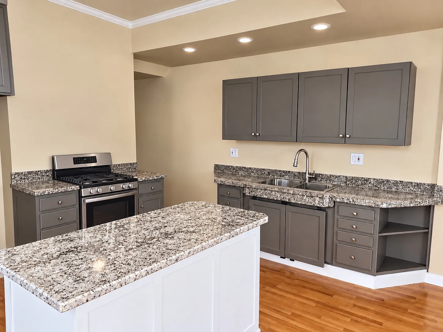 4 bed, 1.5 bath, $2,100 — Photo 2