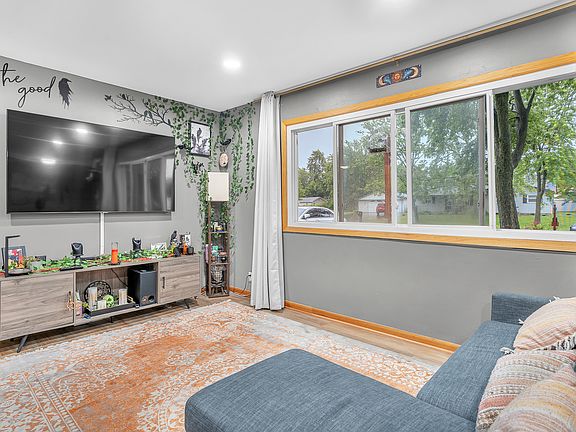 3rd image of 442 W Auburn Ln