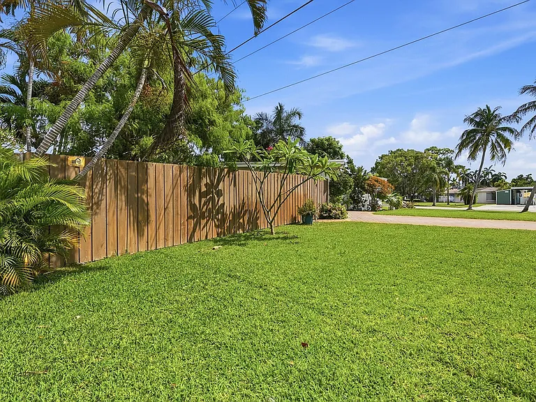 351 SW 13th St — Photo 32