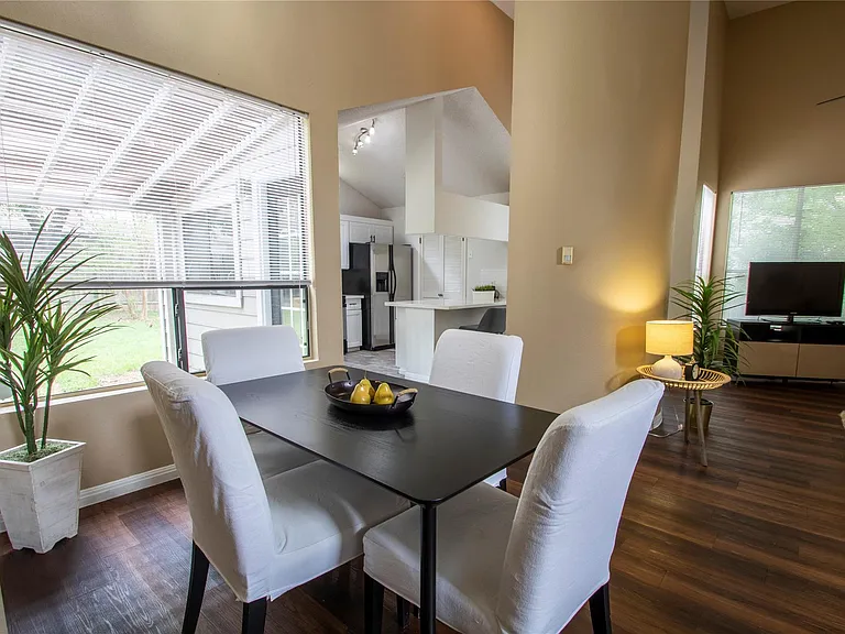 2108 Warfield Way — Photo 6