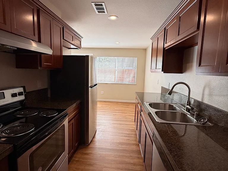 1352 Drake Dr #D — Photo 5