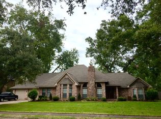 127 Dewberry Dr, Lake Jackson, TX 77566