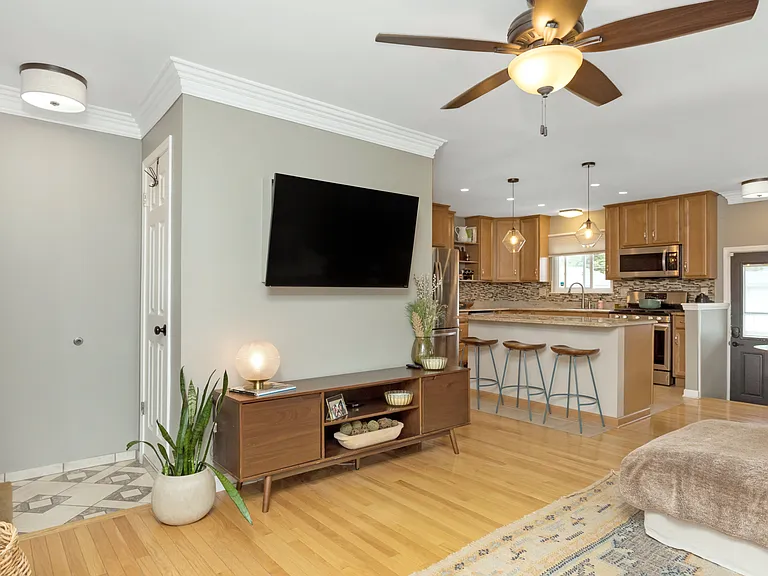 905 Parliament Ave — Photo 7