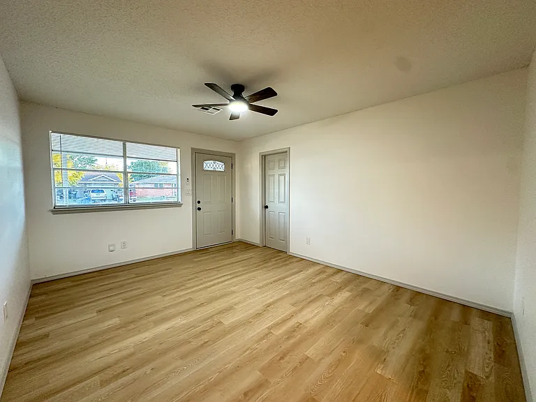 817 NW 9th St — Photo 4