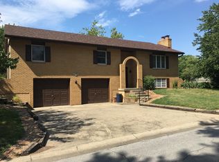 621 W Hillside Dr, Marshall, MO 65340