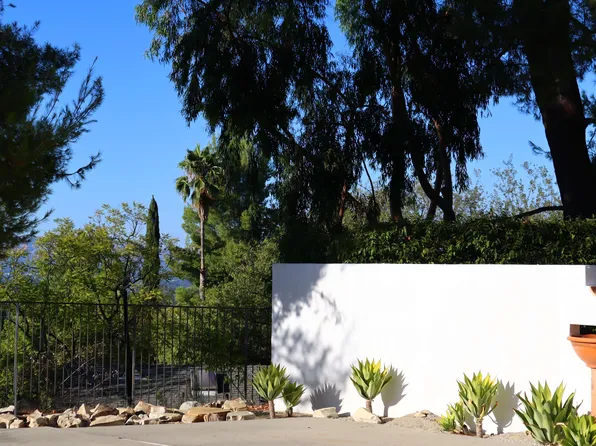 (undisclosed Address), Woodland Hills, CA 91364