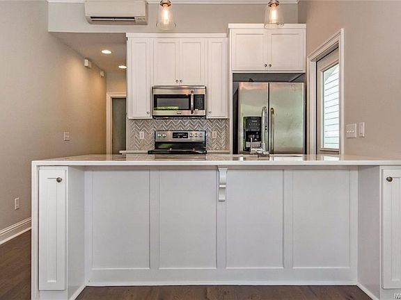 5th image of 146 Chapel Hill St