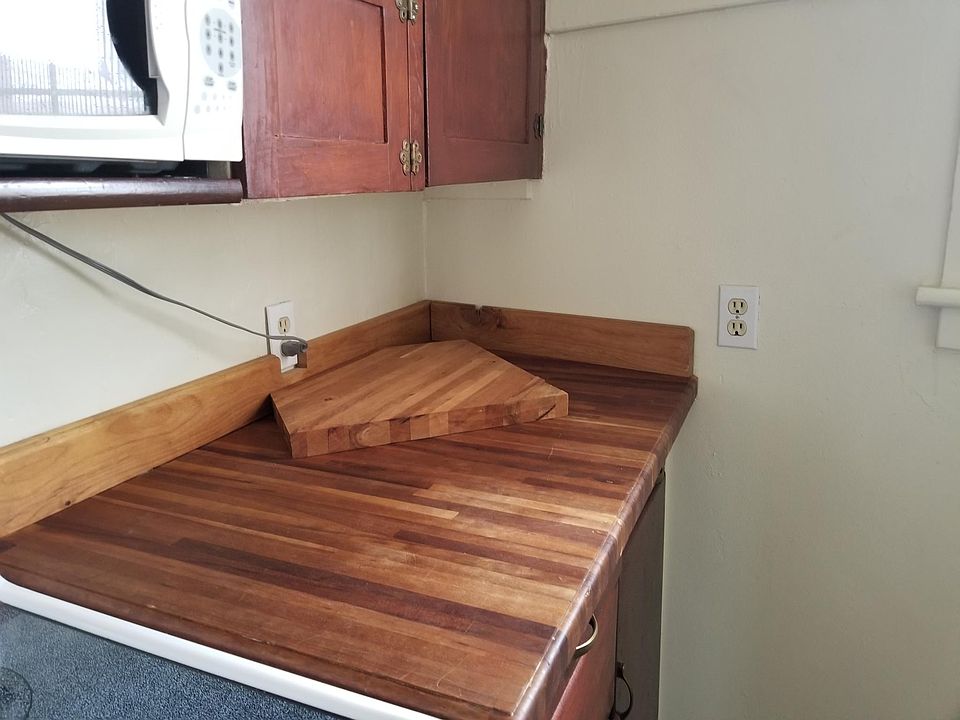 2nd image of 122 Gardner St