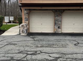 20 Woods Edge Dr, Succasunna, NJ 07876