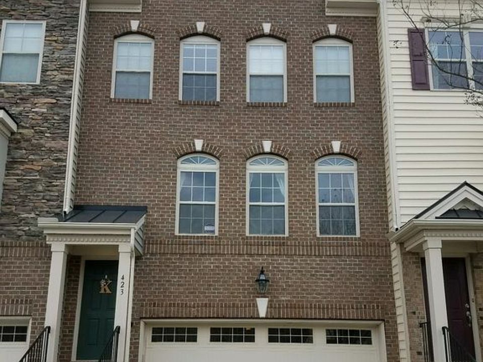 Facade and driveway with 2 car garage