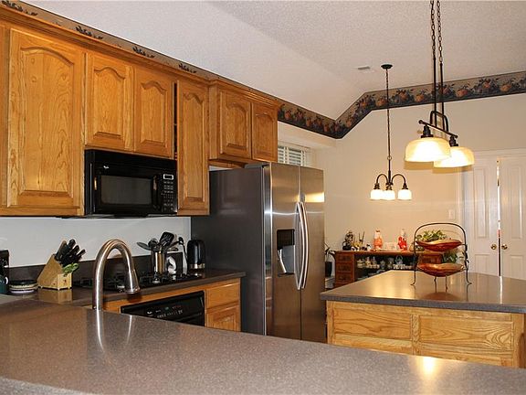 5th image of 407 Silver Oak Dr