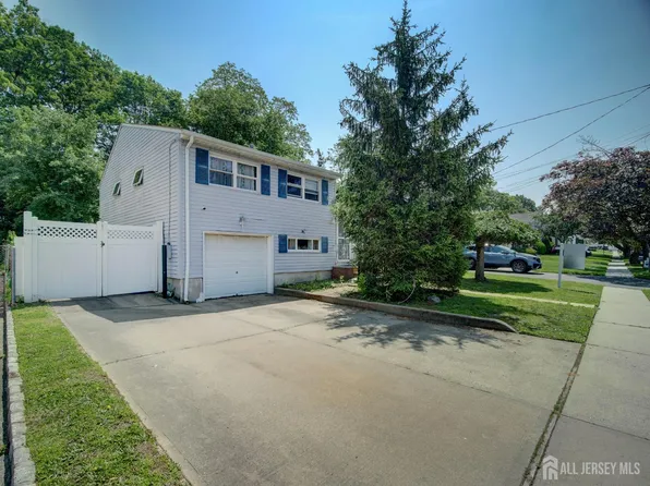 88 Albert Dr, Parlin, NJ 08859
