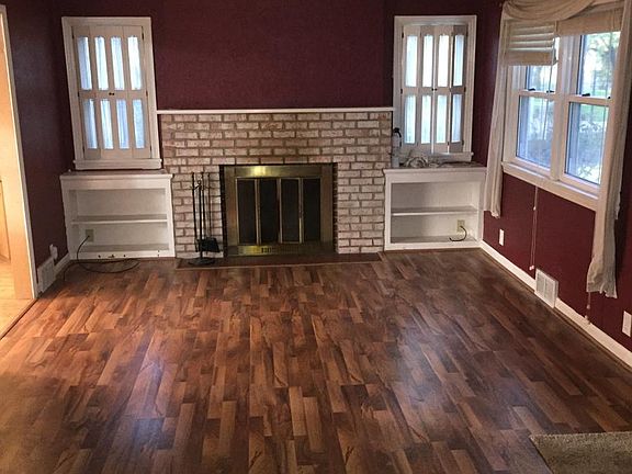 Large 3rd bedroom or 4 season porch off kitchen/dining area
