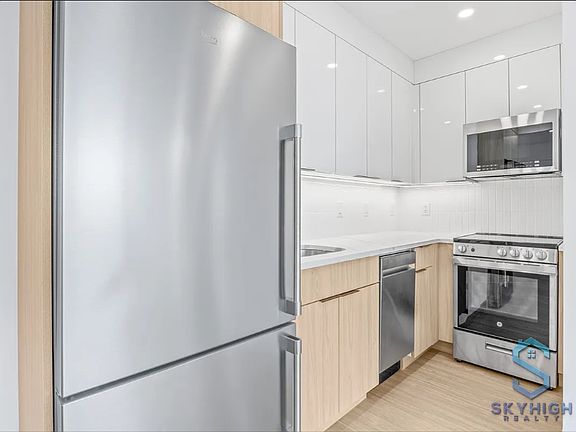 3rd image of 134 Erasmus St #5A