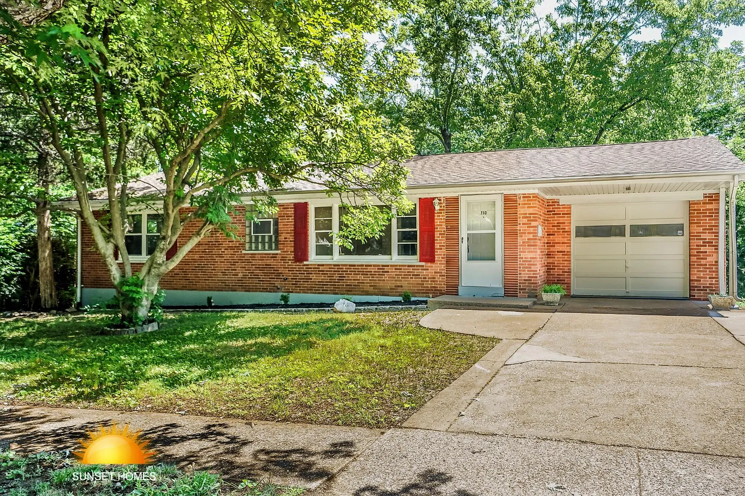 710 Larkin Ave photo 1