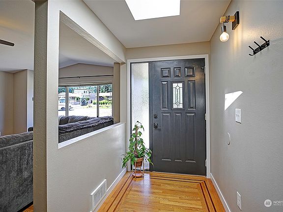 5th image of 1549 Carol Street