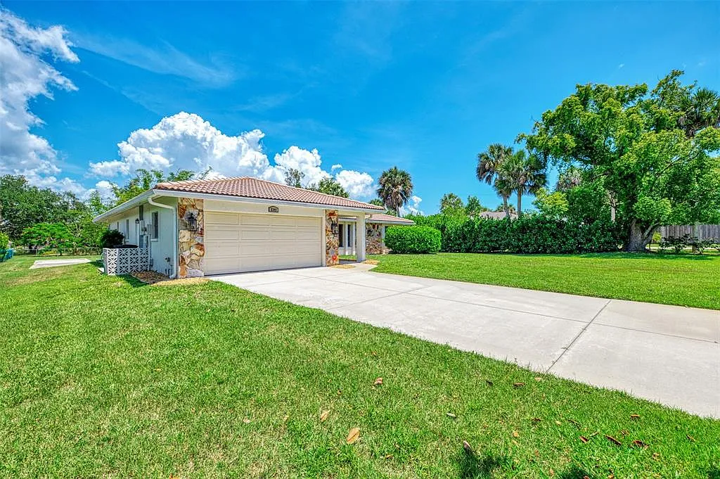 3 bed, 2.0 bath, 1955 sqft, $3,700 — Photo 3